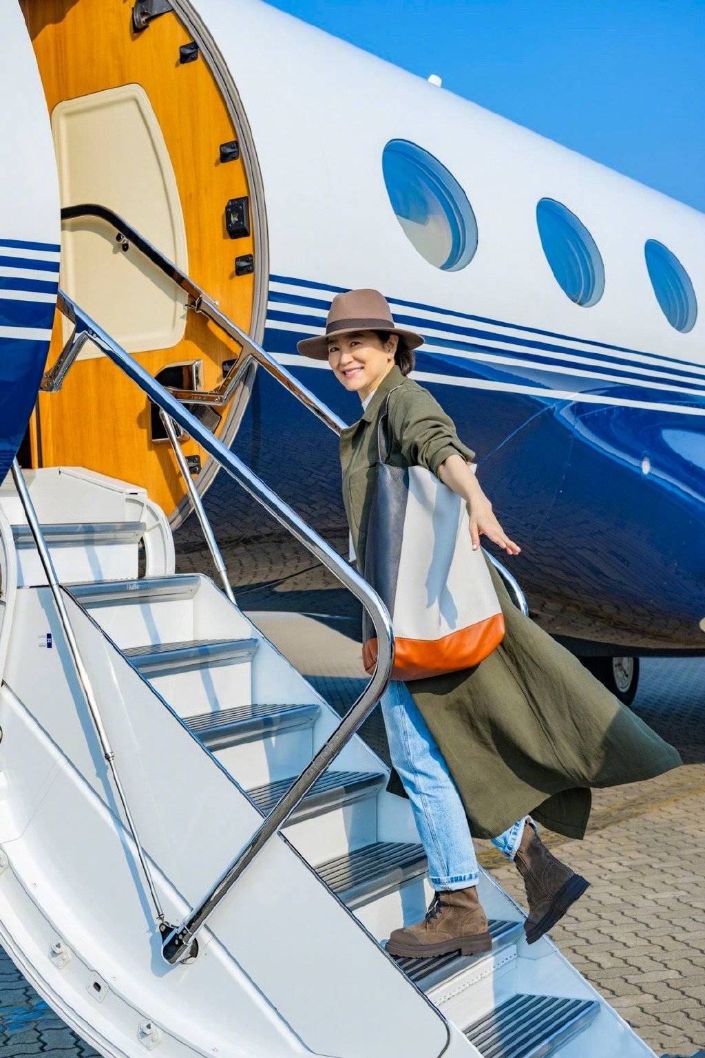 林青霞戴绅士帽,穿墨绿色风衣和牛仔裤,乘私人飞机气场全开_李安_成就