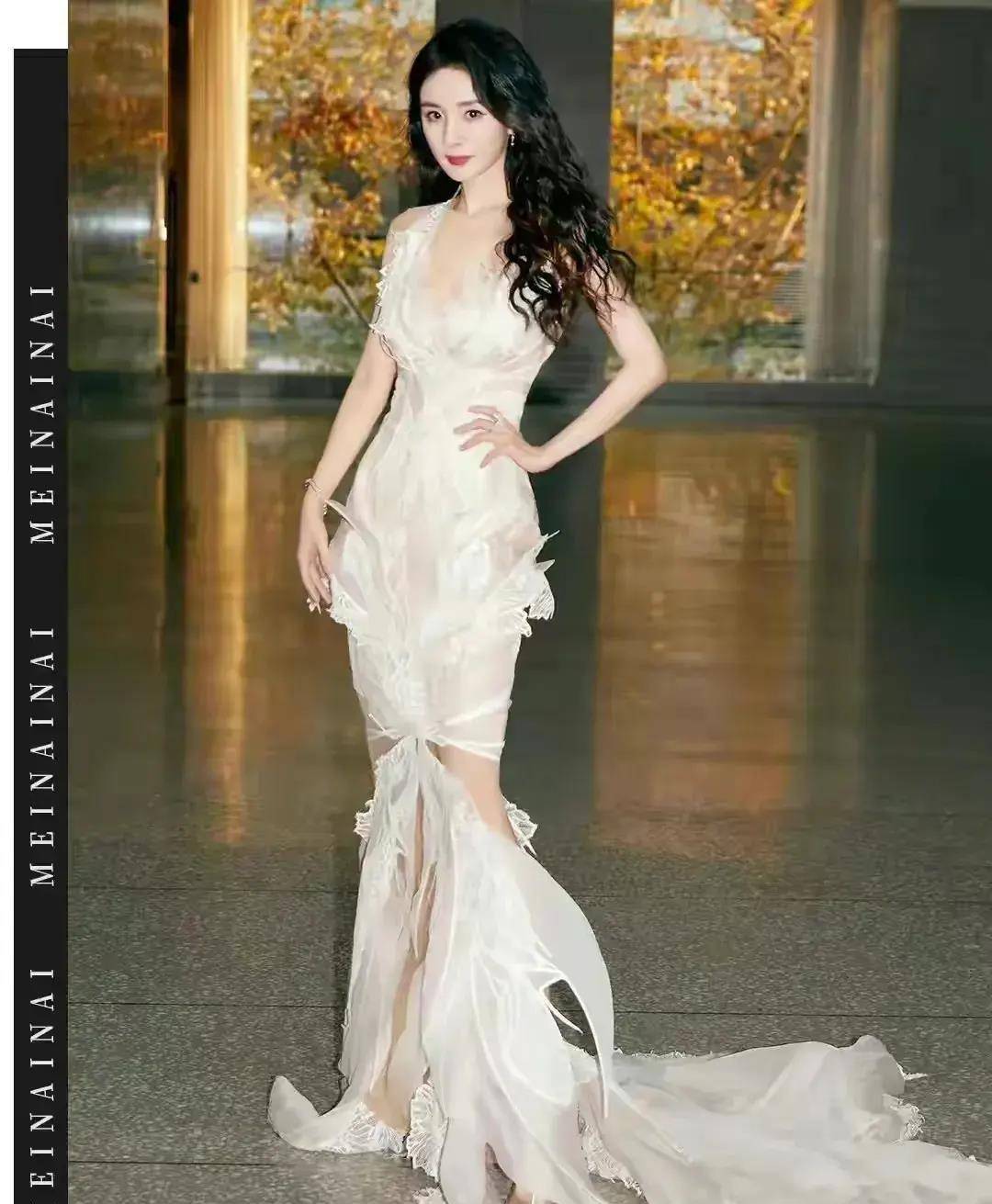 杨幂的"渣女站姿"火了!腰和屁股凹成90度,这谁能顶得住?