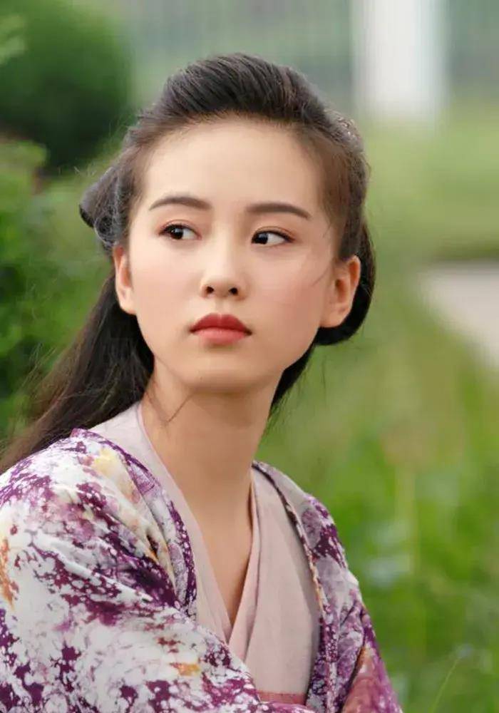 "刘诗诗走路姿势引发热议:挺拔的身姿,稳健的步伐,尽显优雅"_气质