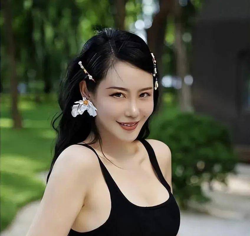 范冰冰72岁父亲范涛参加婚礼引发争议:疑当着众人亲吻新娘_文化_全球