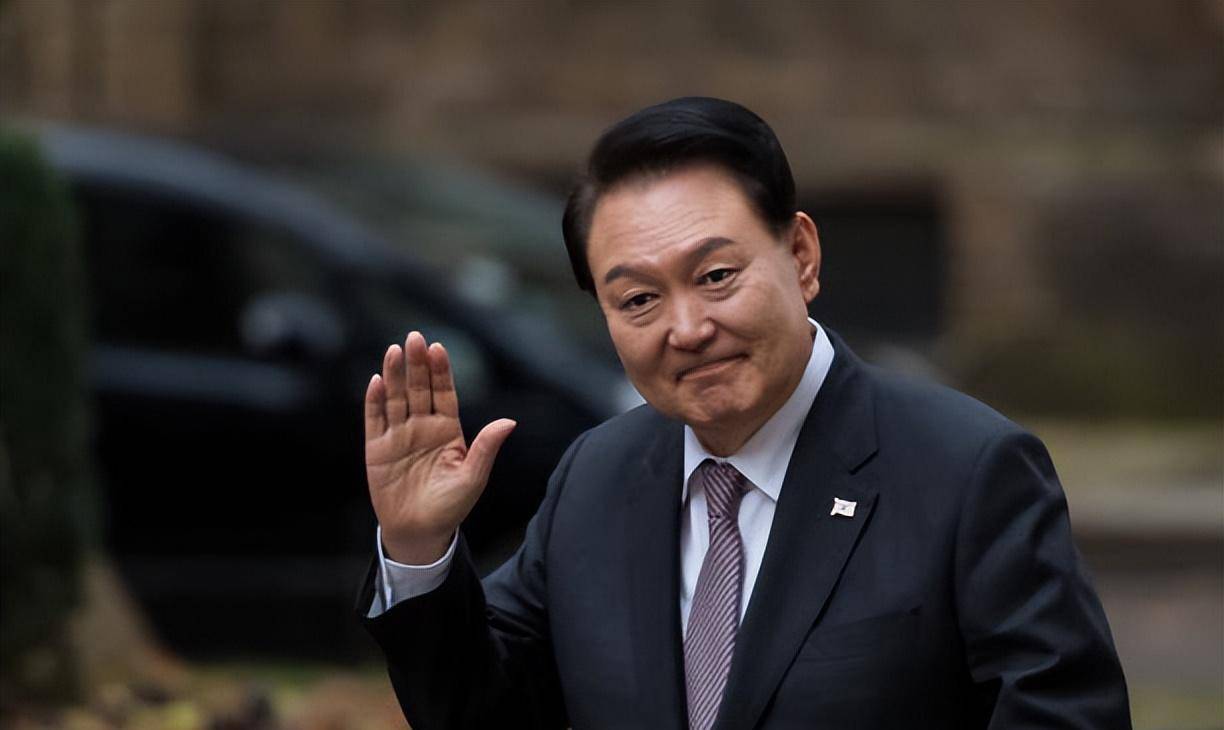 首相夫人越来越美,白裙套装不输金建希_时尚_尹锡_英国