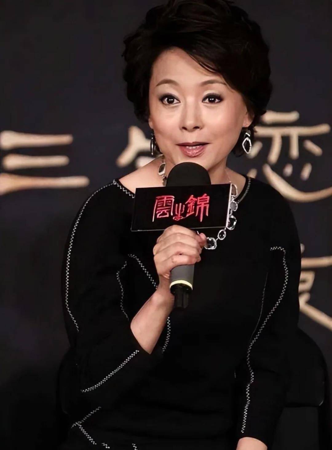 64岁张瑜优雅老去真耐看,穿短裙坐姿优雅又大方,大圆脸好旺夫_张宇