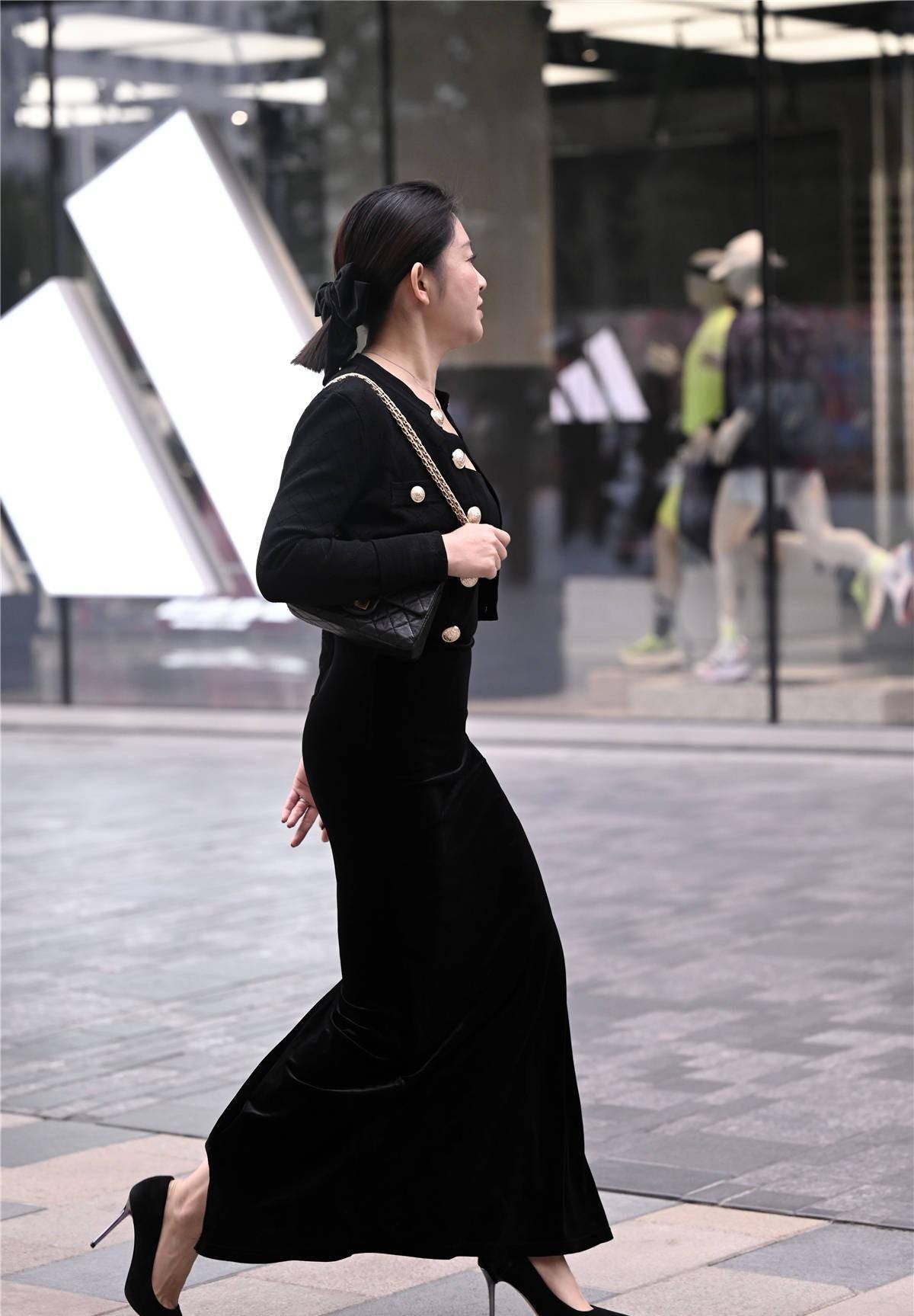 经典尖头细跟鞋再现时尚街区,有了初冬的搭配味道,也搭配出精彩