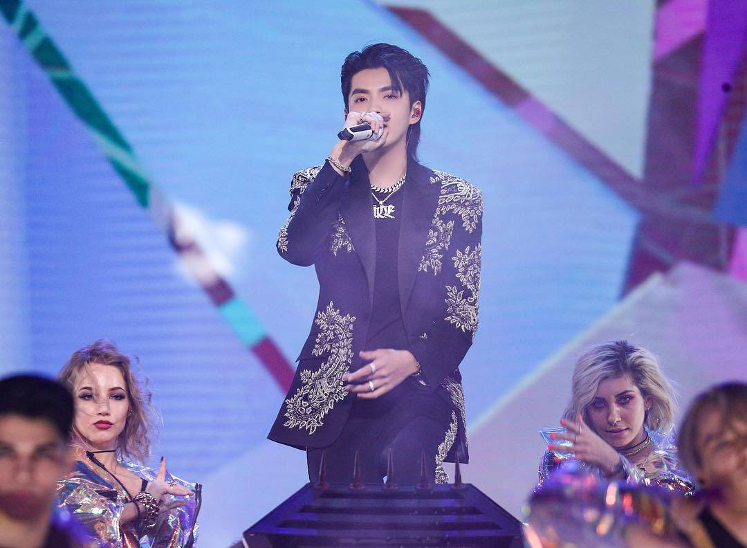 2012年,吴亦凡作为男子演唱组合exo成员出道.