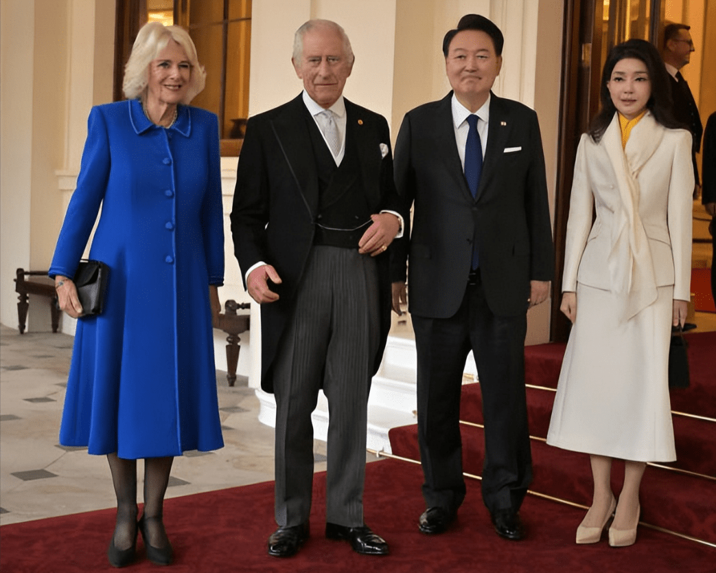 她向英国国王与王后辞行后又出发法国了,又该和法国夫人时尚大比拼