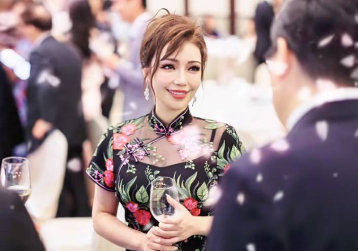 距离此次晒写真照片刚好245天维妮娜在cctv-3主持的最后一个固定节目