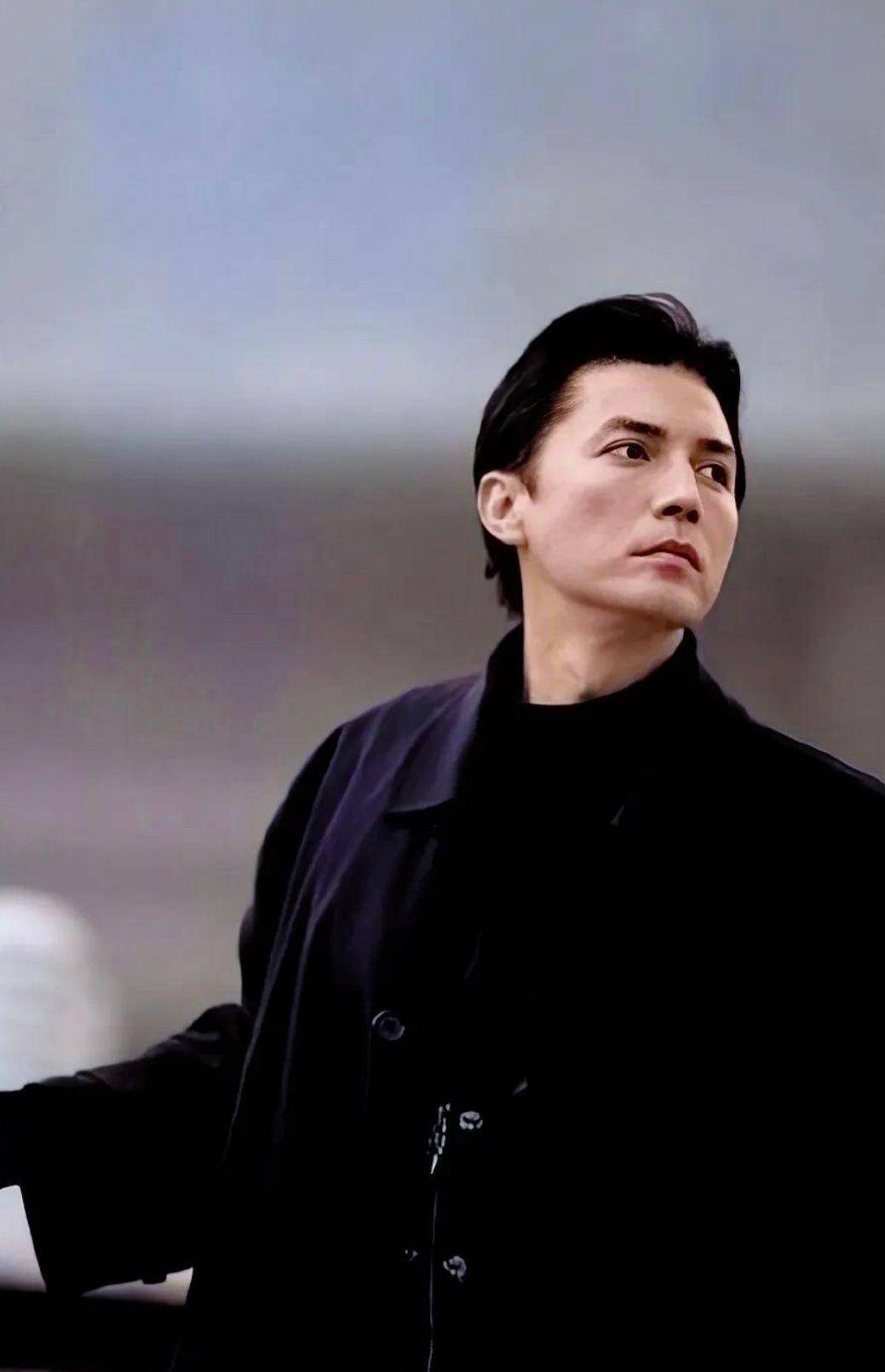 尊龙的晚年让我惊叹:他衣着考究,头发没有染白,70岁了依然是优雅的