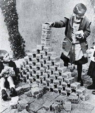 1923年严重的通货膨胀下,1美元可以在德国兑换4万亿帝国马克.