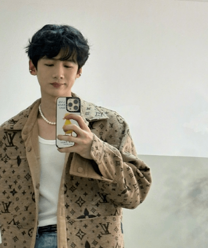 之前,关晓彤戴戒指就被传说结婚了,现在白敬亭带个红绳又被说分手了.