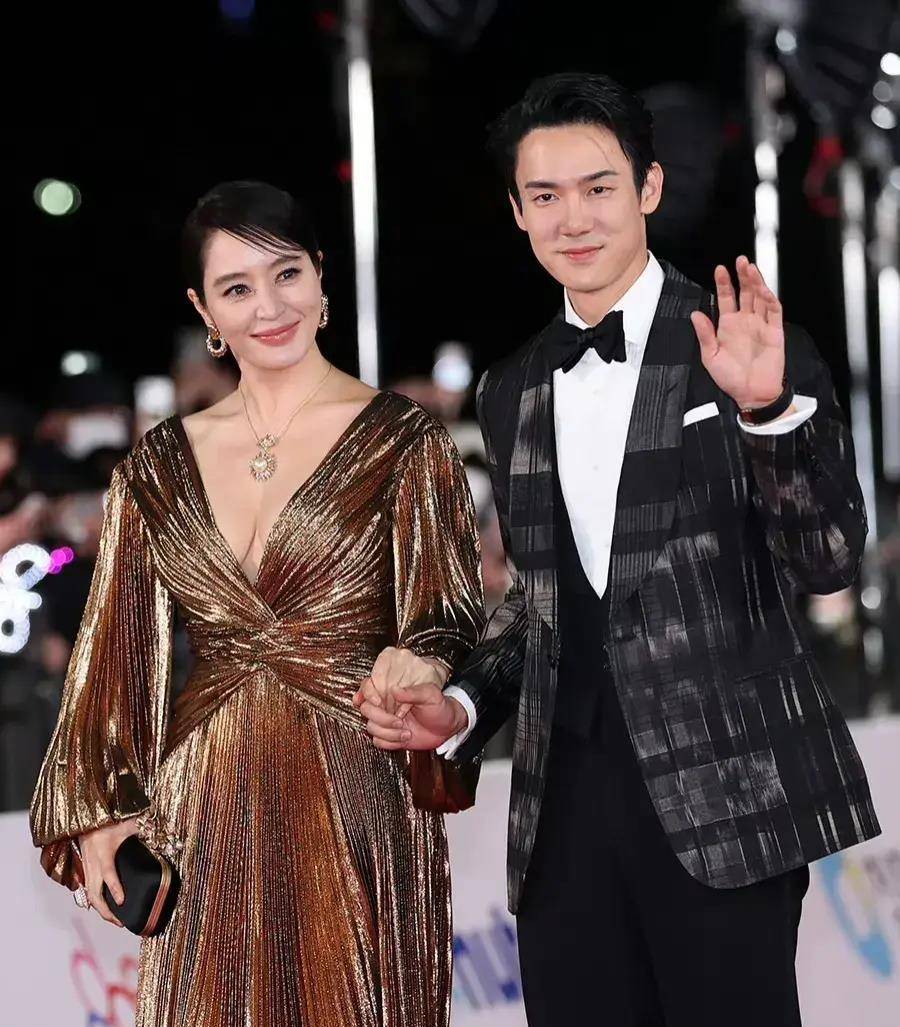 星光闪耀"韩国青龙电影奖"颁奖礼,汤唯盛装出席,呼声极高!