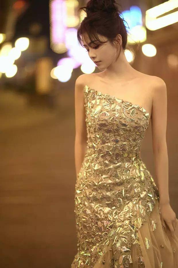 白鹿新大片曝光,身穿鎏金闪片裙尽显高贵优雅._显得_时尚_眼神