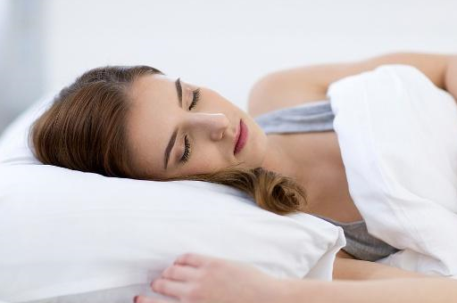 女人晚上睡觉，如果经常“两腿一分”或许这3种变化悄悄到来！