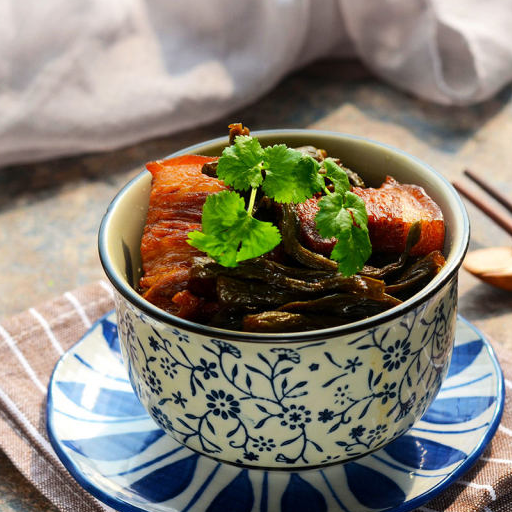 这是东北特有的一道料理干豆角红烧肉,虽没有华丽精美的造型,但吃过的