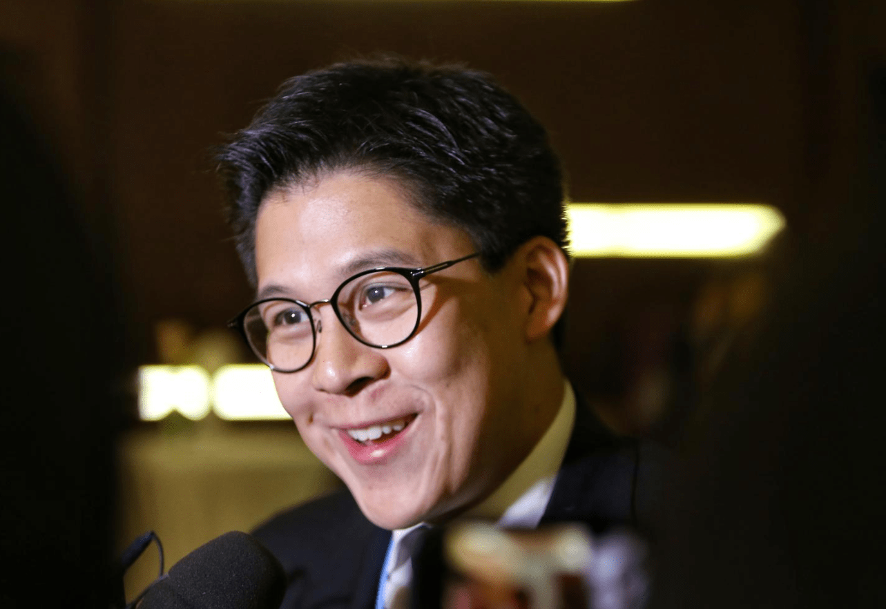 都是顶级富豪,许家印一个人就有三栋别墅,霍启刚却住几十年老房_香港