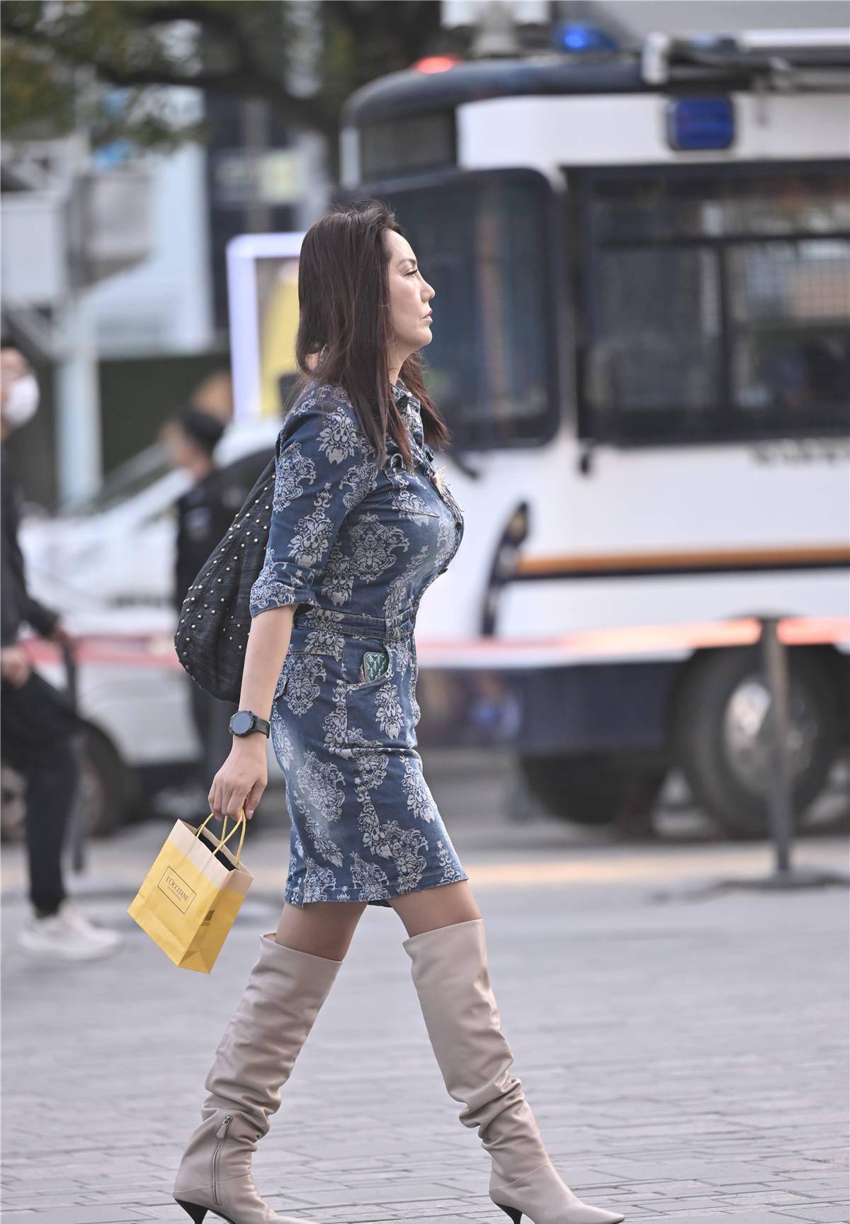 秋冬季节的长靴搭配,可以选择高跟的款式,增高显瘦_靴子_美女_身材