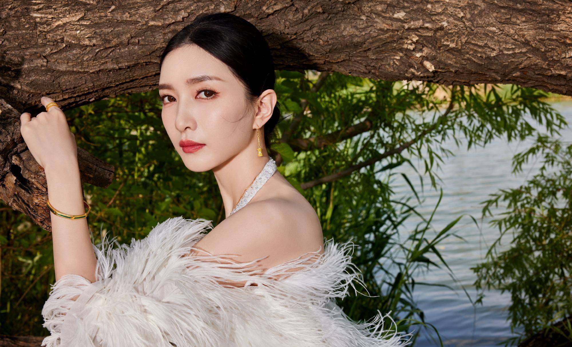 今天江疏影活动中出炉的美照,露背深v造型高闪,优雅明亮如如雪_白色