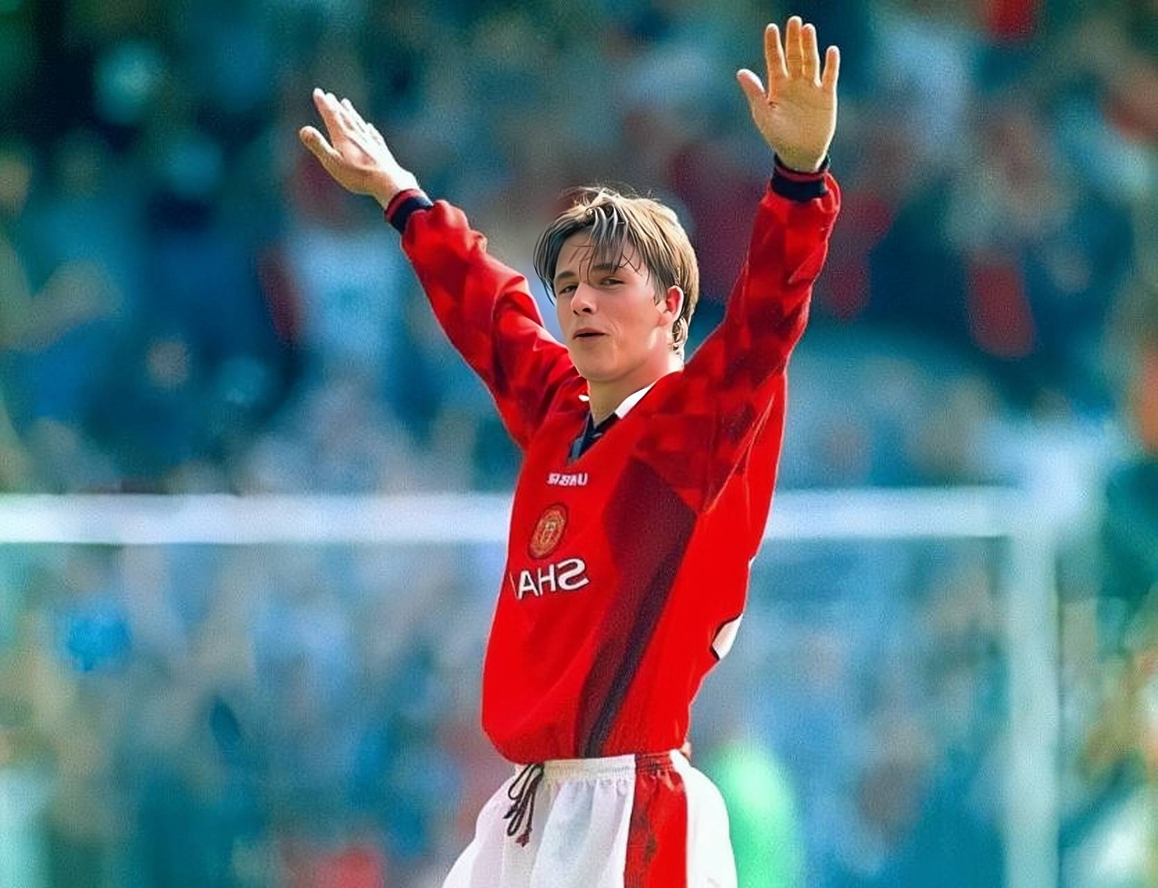 "巨石"强森模仿贝克汉姆,身穿曼联7号球衣遭曝光,球迷:服了!