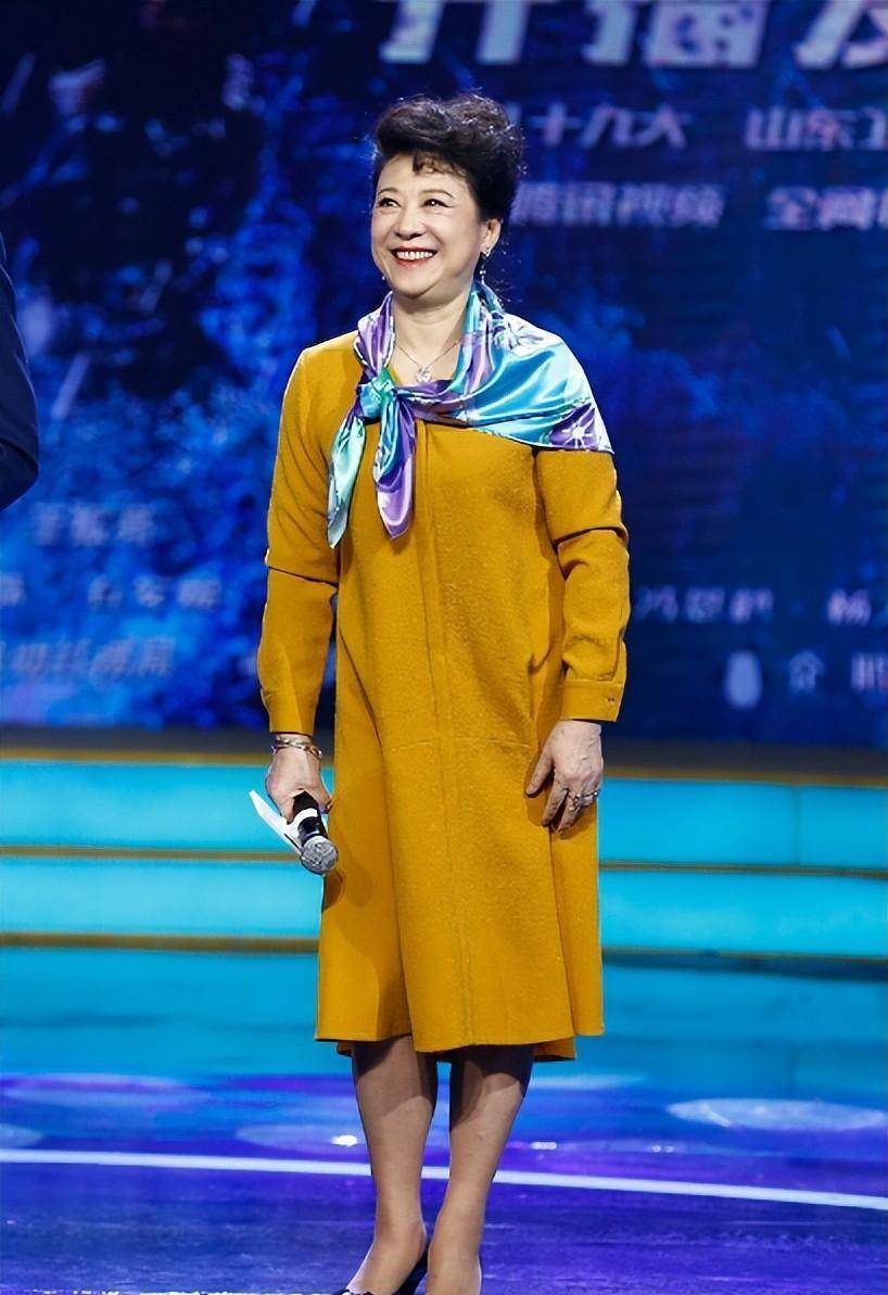 看了73岁王馥荔的私服才知道:头发不长过肩,眉毛细,妆淡,到老依然优雅