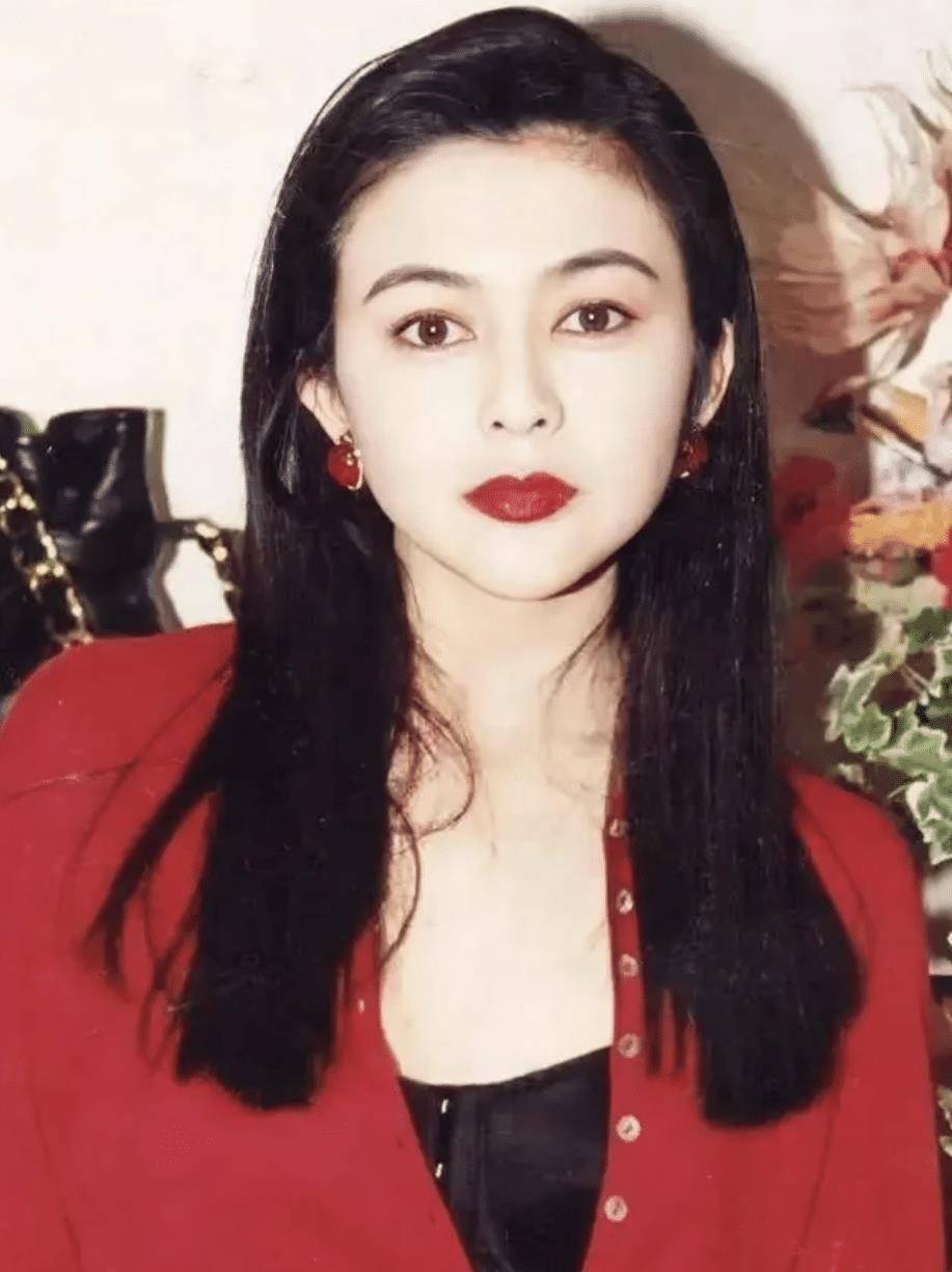 关之琳的美貌无可挑剔,代表了近百年香港明星美貌的巅峰.