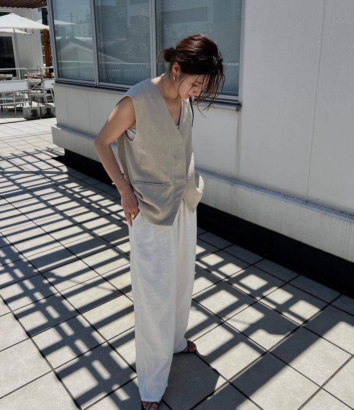 看看yoyo的服装,基本都是基础经典的单品,但色彩搭配的巧妙运用,着实