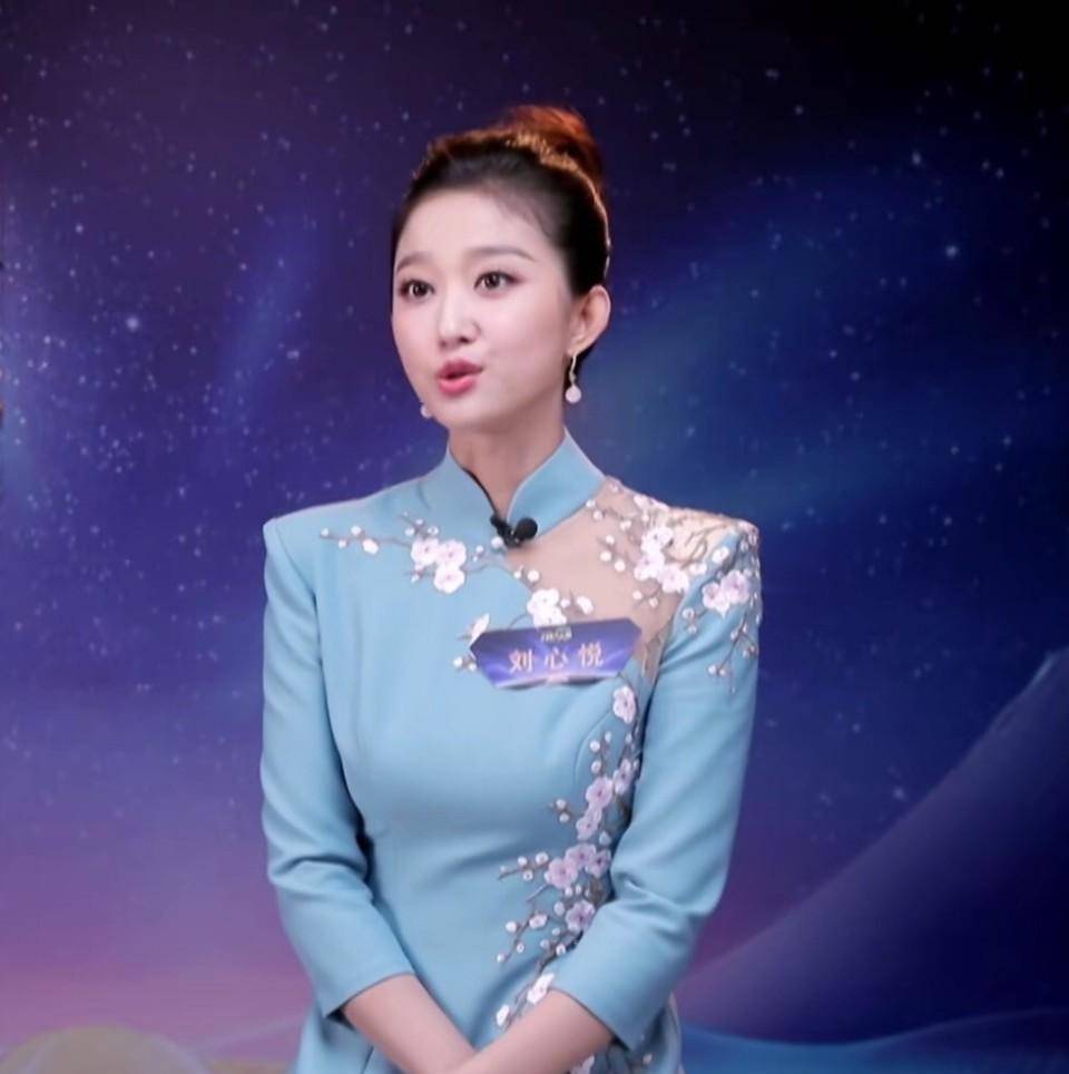 女主持惊艳到了,好身材遮不住,一双"漫画腿"很吸睛_比赛_风格_宋雪迎