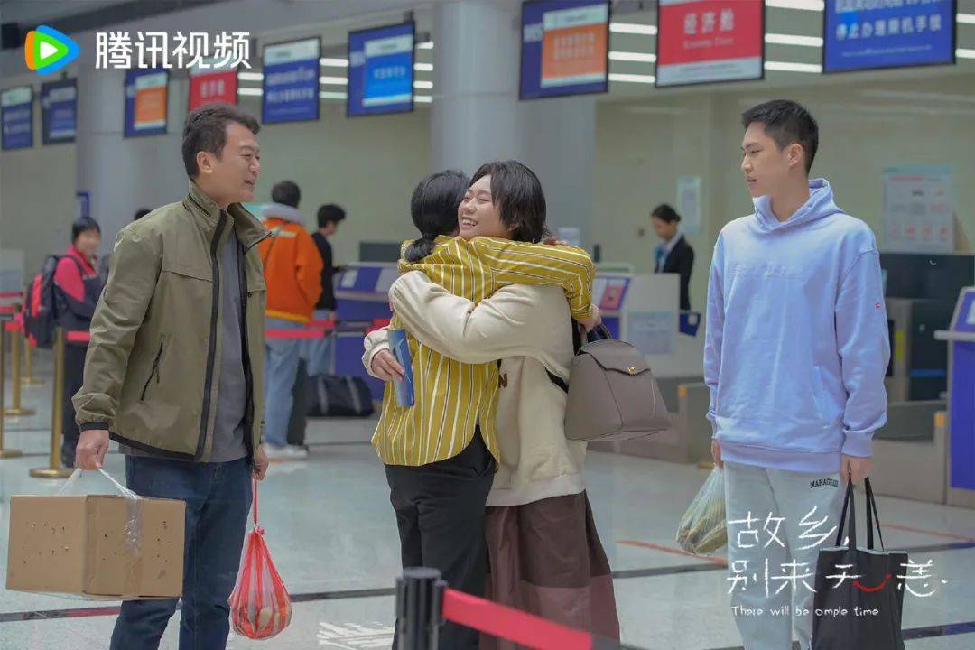 饰)即将奔赴山区完成新的工作目标;董家希(王子璇 饰)在陪伴母亲直面