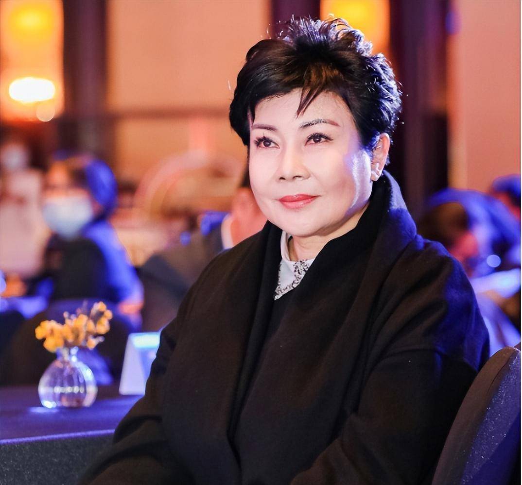 她被誉为中国第一主持人,连登3届春晚,成名后遭排挤,64岁未婚_阚丽君