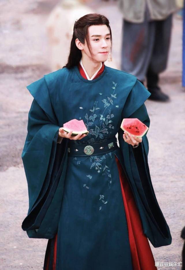 龚俊欢乐喜剧人实锤,爱用自己的表情包,给工作室起名太好爆笑_小伙伴