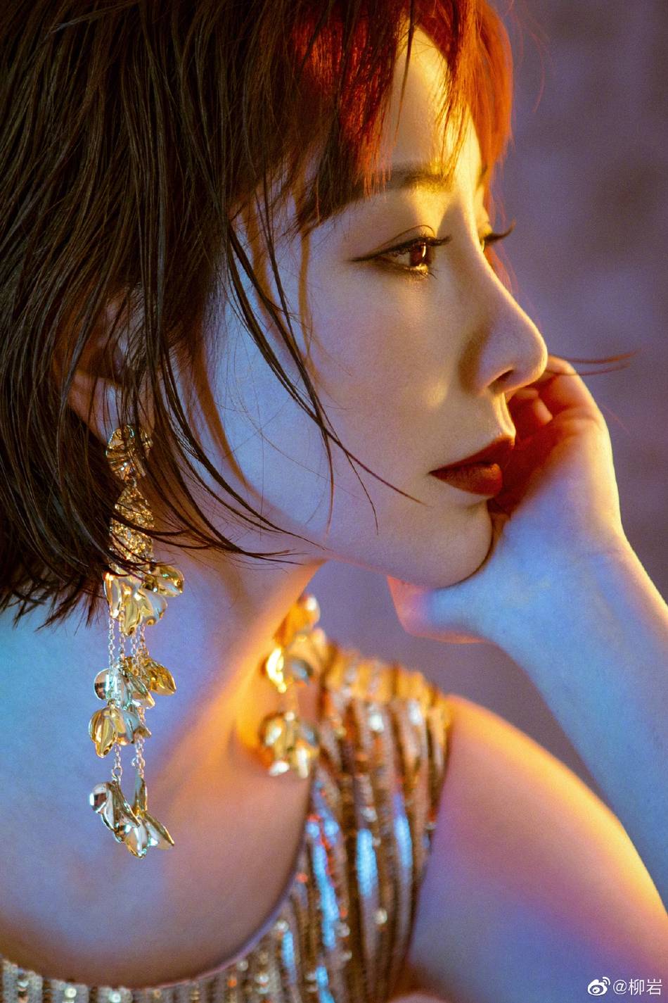 柳岩穿亮片裙身姿迷人 短发配红唇时尚妩媚_大片_金色_身材