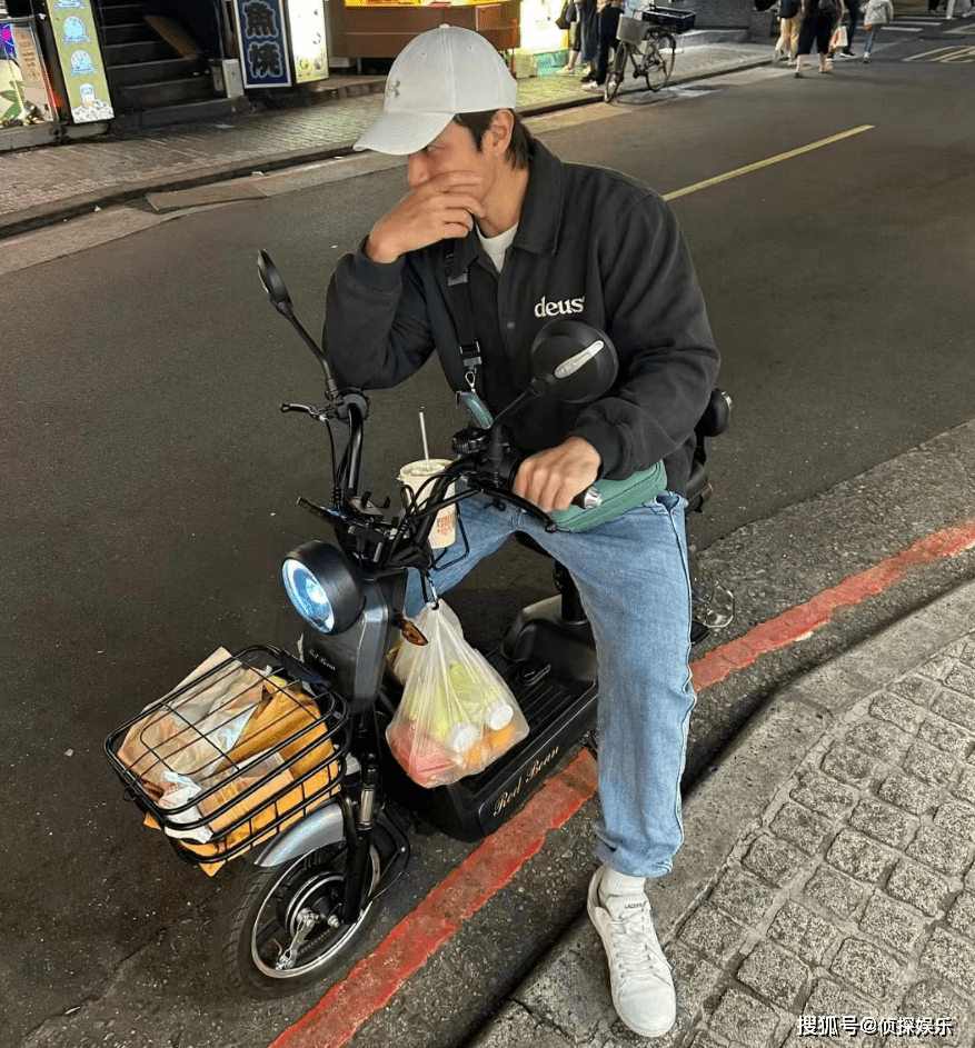 陈乔恩夫妇骑电动车出街,乔恩自诩小朋友,甜喊小9岁老公大叔_alan