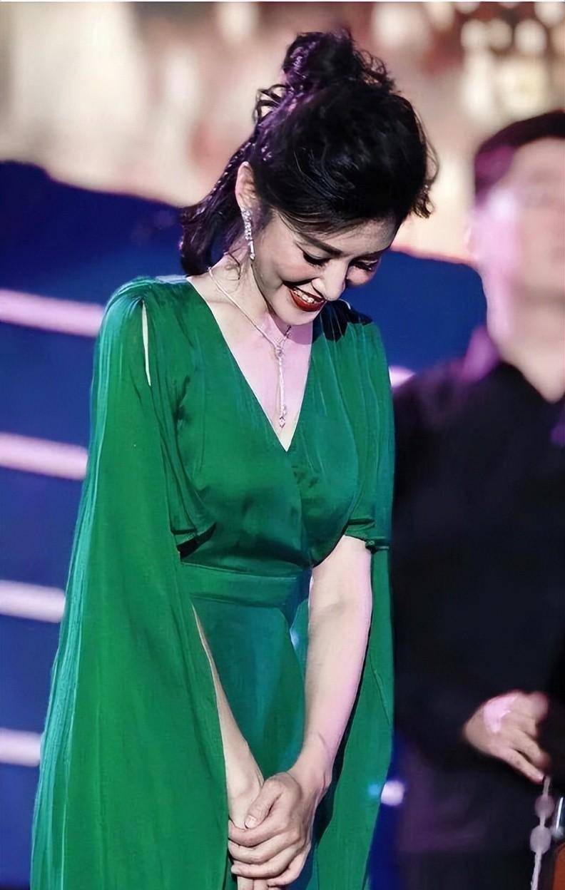 着装tips:翠绿色连衣裙,收腰设计,半袖设计,银色项链周涛的这身翠绿