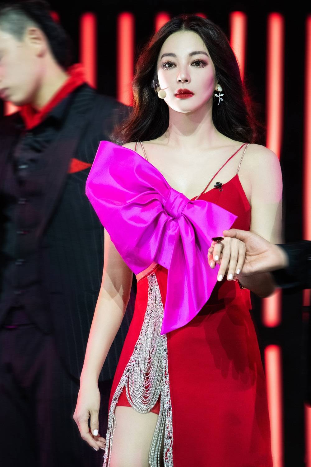 张雨绮真是"人间富贵花",穿红裙配芭比粉蝴蝶结,不显丑反而更亮眼