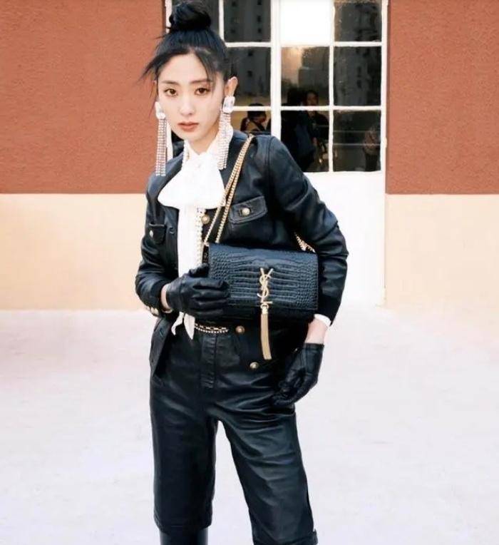 这样的黑色袜子也勾勒出了邢菲的美腿.