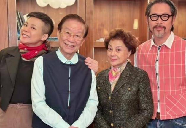 81岁的卢秋萍,戏里与卢海鹏阴阳相隔,现实的丈夫是一名成功商_吴建邦