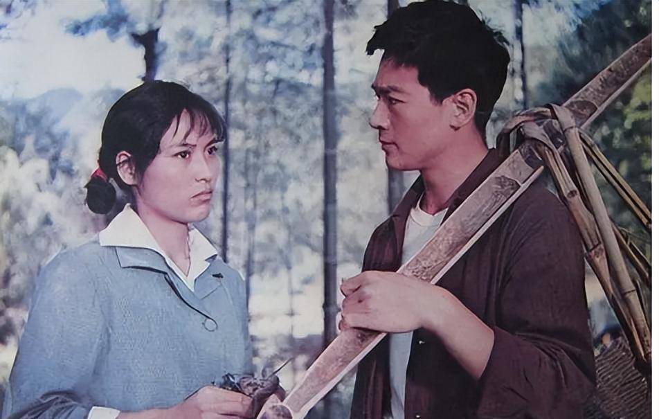1981年,张瑜主演了两部热门电影:《知音》和《小街》.