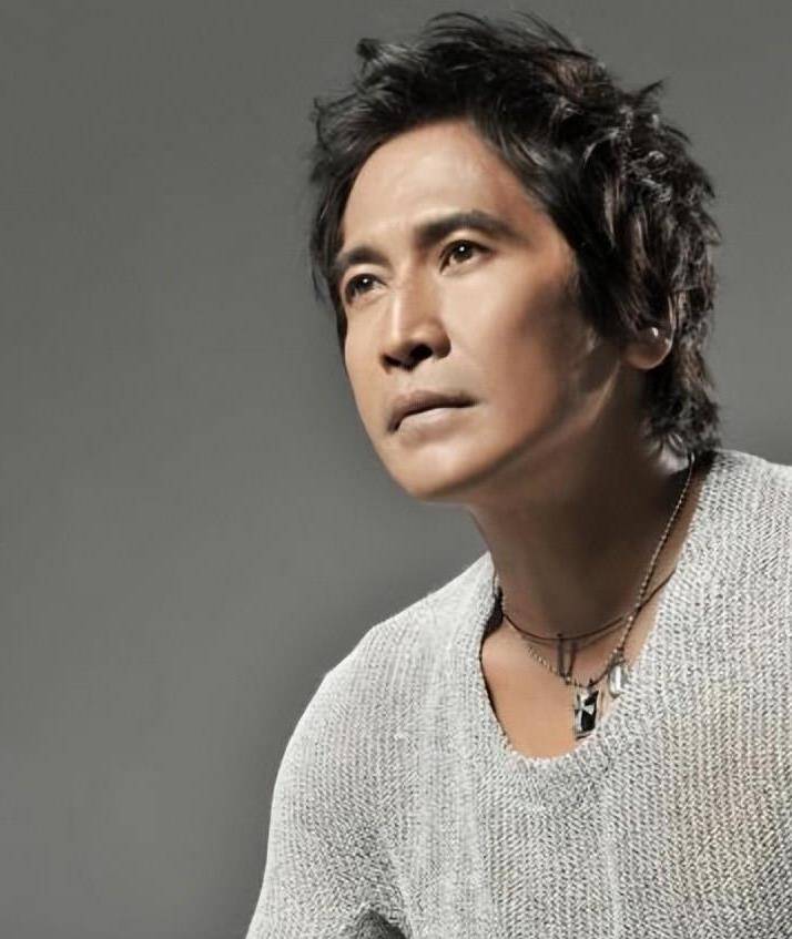 齐秦63岁演唱会现场惹众叱责,衰颓妆容暴露年迈风采,壮志难续_音乐