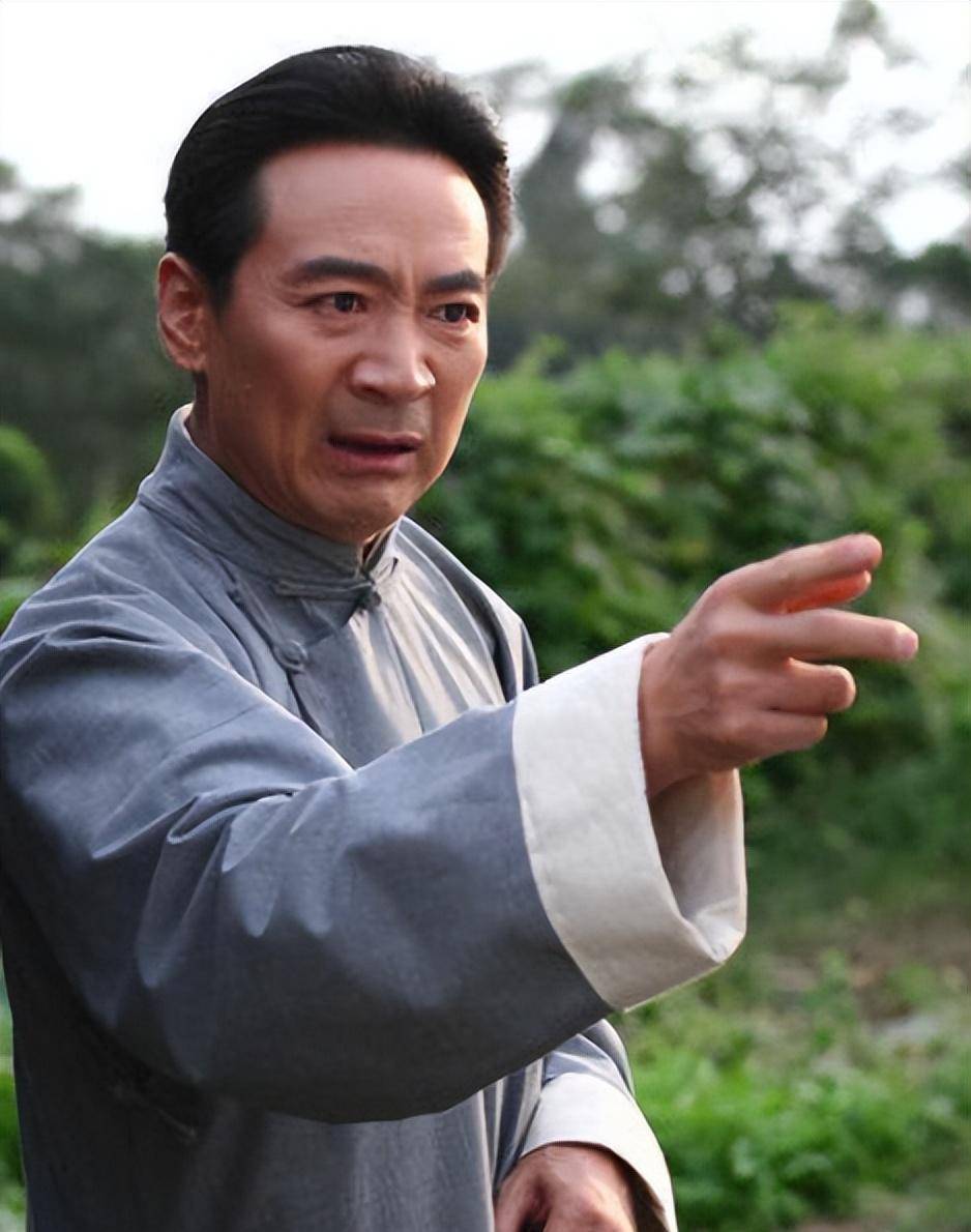 但真正让寇振海出名的是1984年的《少帅传奇》.