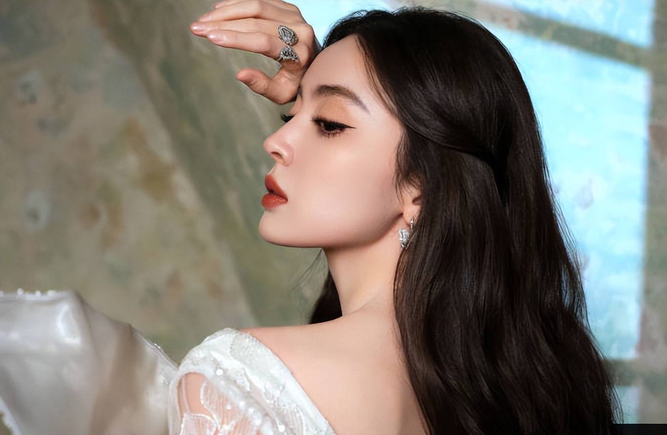 古力娜扎穿白色蝴蝶裙出镜, 灵动轻盈,女神范儿十足!_姐姐_传说_包括