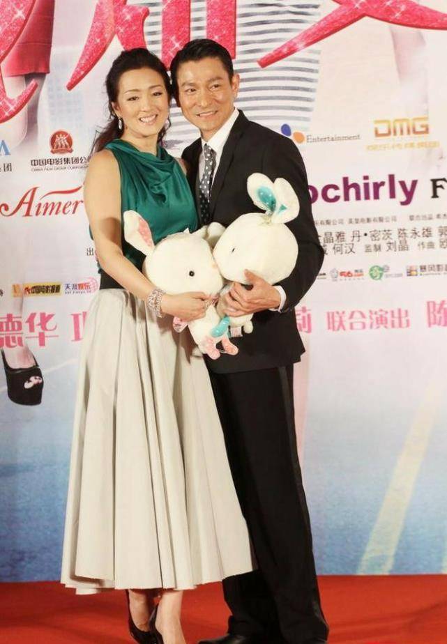 巩俐与刘德华同框,女神魅力十足,女人味十足,两人以身高差为亮点_建议