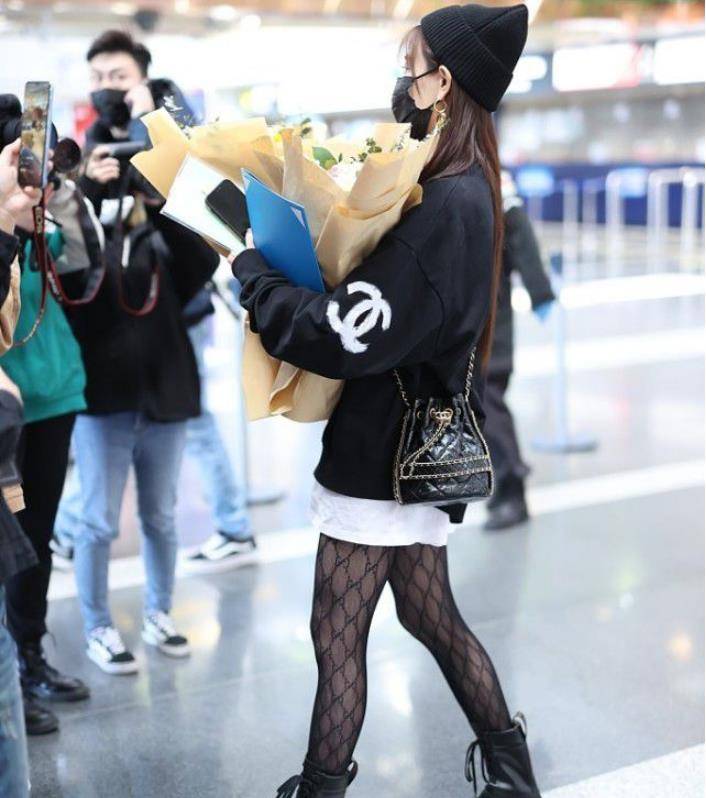 徐璐重新定位自己身份,黑色渔网丝袜搭配宽松卫衣尽显少女风姿!