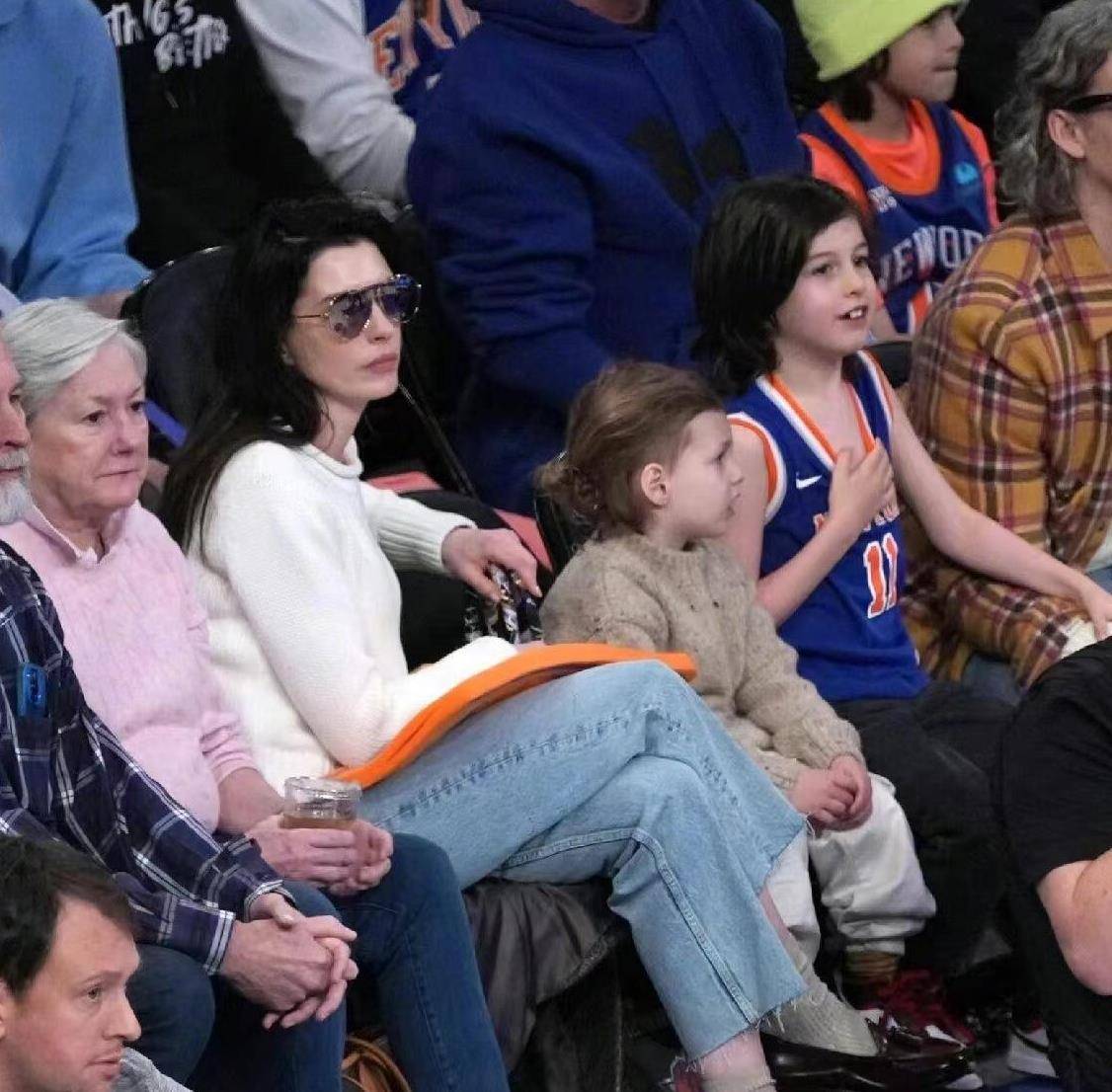 安妮海瑟薇全家看球赛!