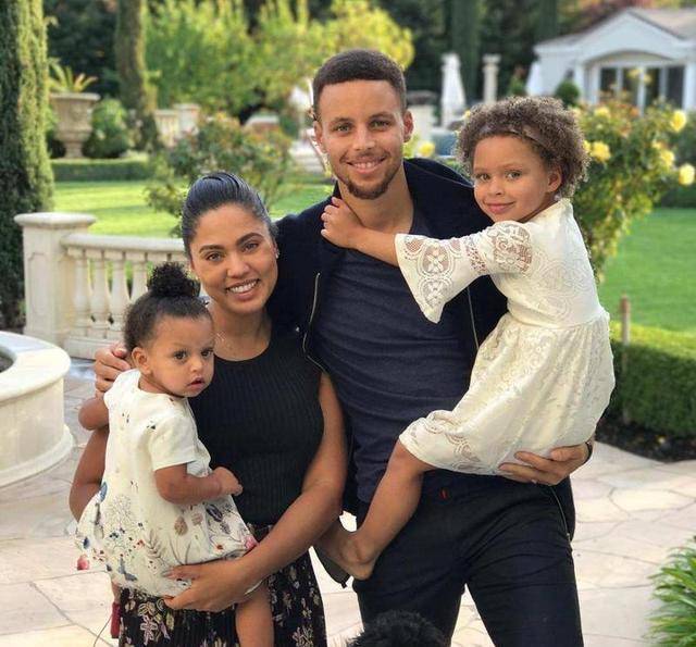 库里一家五口合影照罕见曝光,阿耶莎娇妻黄色连体裙韵味十足!