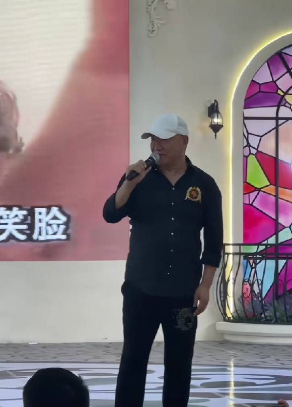 谢东:带着儿子登台唱《笑脸》,刚结束10日港澳游就在广东接商演_中山