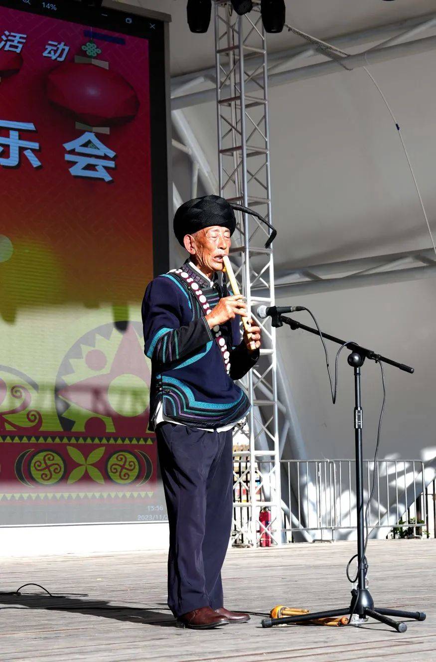 比赛现场,选手们身着彝族盛装,将传统非遗乐器月琴,口弦,马布的魅力
