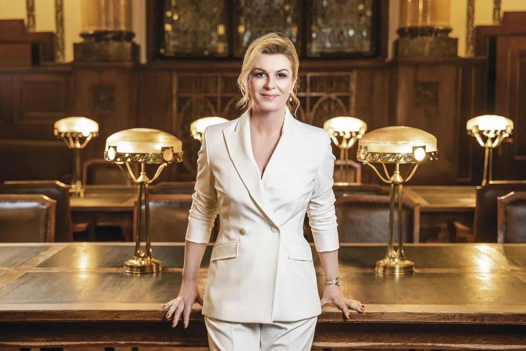 克罗地亚美女总统,身材傲人被喷胸大,做出六大惊世举动,爱足球_琳达