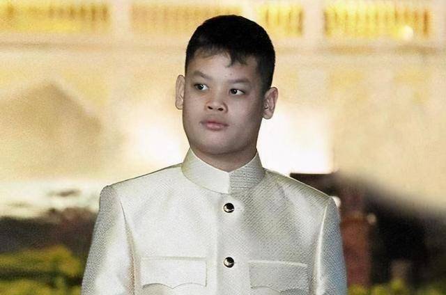 保镖跪行跟随,女伴站身后,他会联手诗妮娜吗_苏提达_儿子_王子