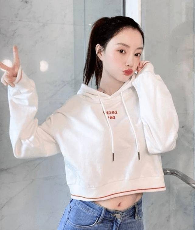 李小璐晒自拍近照,38岁少女感无敌,看起来不像是当妈的人_发展潜力_穿