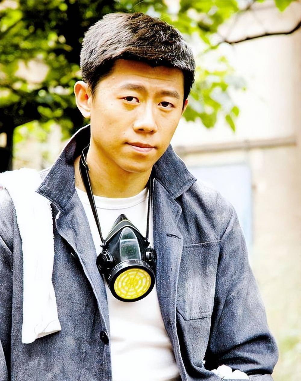 结婚不邀请父亲,婚后与母亲明算账,妻子袁泉为他感到心疼_姜文_小时候