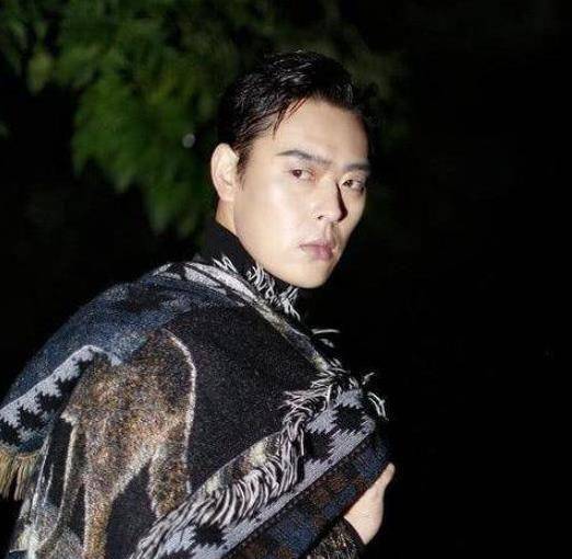 因拍戏被炸双目失明,患抑郁症想轻生,今成国内首个80后视帝_张桐_媳妇