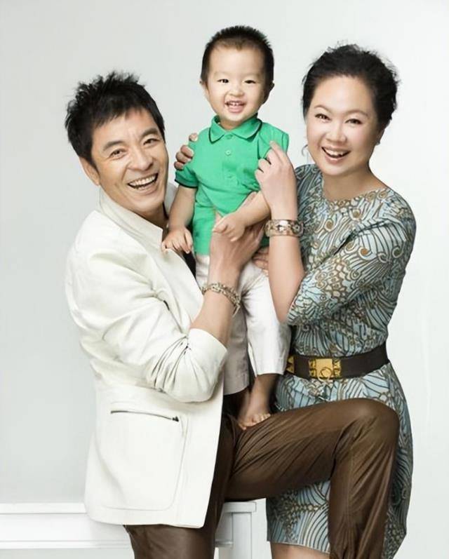 杨若兮:被张国立力捧,倒追大23岁的刘威,嫁二婚演员当全职妈妈_杨若溪